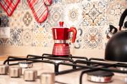 camera-il-ciliegio-dettaglio-caffettiera-pedrini