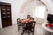 camera-il-ciliegio-ingresso-con-tavolo