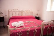 camera-il-ciliegio-letto-matrimoniale-con-bianchieria