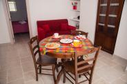 camera-il-ciliegio-tavolo-con-divano-letto
