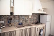 camera-il-mandorlo-angolo-cucina-vista-frigo