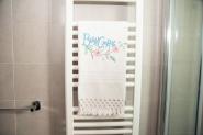 camera-il-mandorlo-bagno-asciugamano-buongiorno