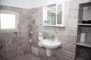 camera-il-mandorlo-bagno-lavandino-specchio