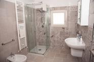 camera-il-mandorlo-bagno-vista-doccia