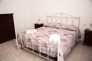 camera-il-mandorlo-letto-matrimoniale-lato-destro
