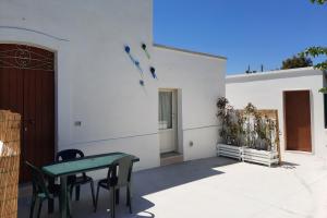 camera-il-mandorlo-vista-esterna-cortile-con-tavolino