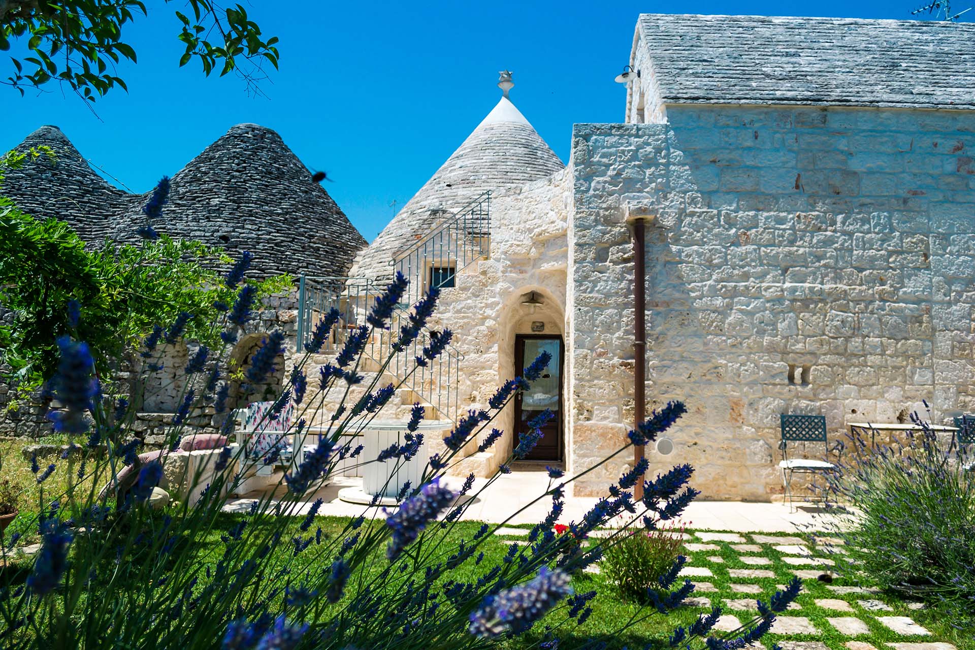 Vista trullo da giardino esterno - Trulli Donna Isabella B&B