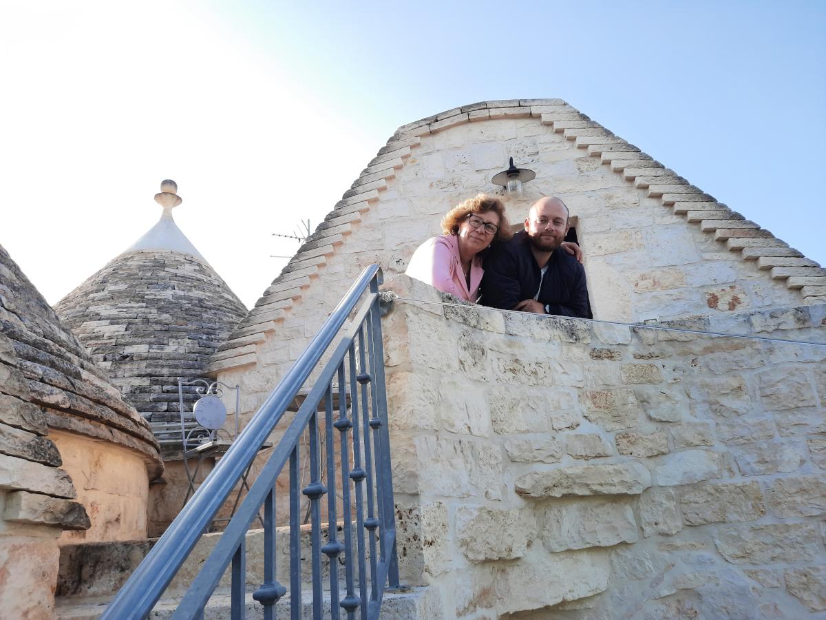 Isa e Giuseppe proprietari della struttura Trulli Donna Isabella a Locorotondo, Puglia